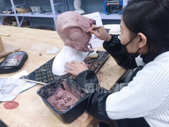 中國(guó)首位入圍IMATS大(dà)賽的(de)特效化(huà)妝師(shī)！