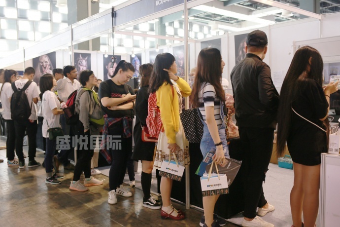 2017SHCC盛況回顧，看(kàn)盛悅國(guó)際現(xiàn)場(chǎng)展示物(wù)理(lǐ)特效化(huà)妝（多(duō)圖來(lái)襲！）