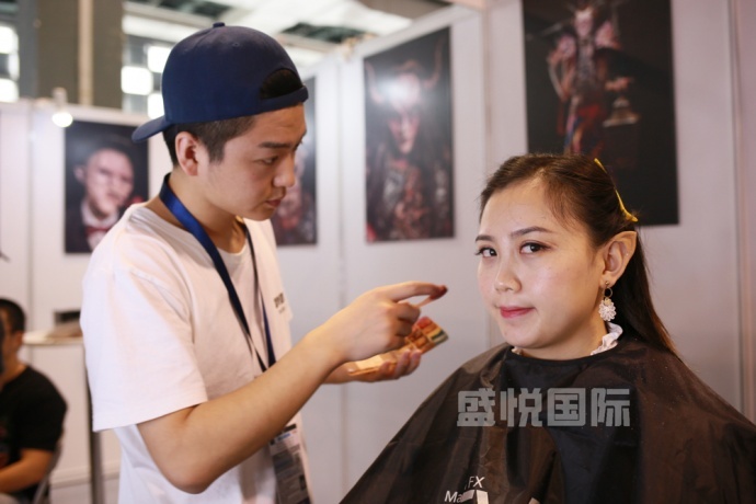 2017SHCC盛況回顧，看(kàn)盛悅國(guó)際現(xiàn)場(chǎng)展示物(wù)理(lǐ)特效化(huà)妝（多(duō)圖來(lái)襲！）